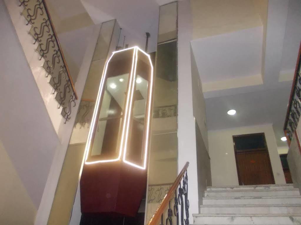 Oyo Hotel Silver Shine Near Gurudwara Shri Bangla Sahib Nueva Delhi Exterior foto