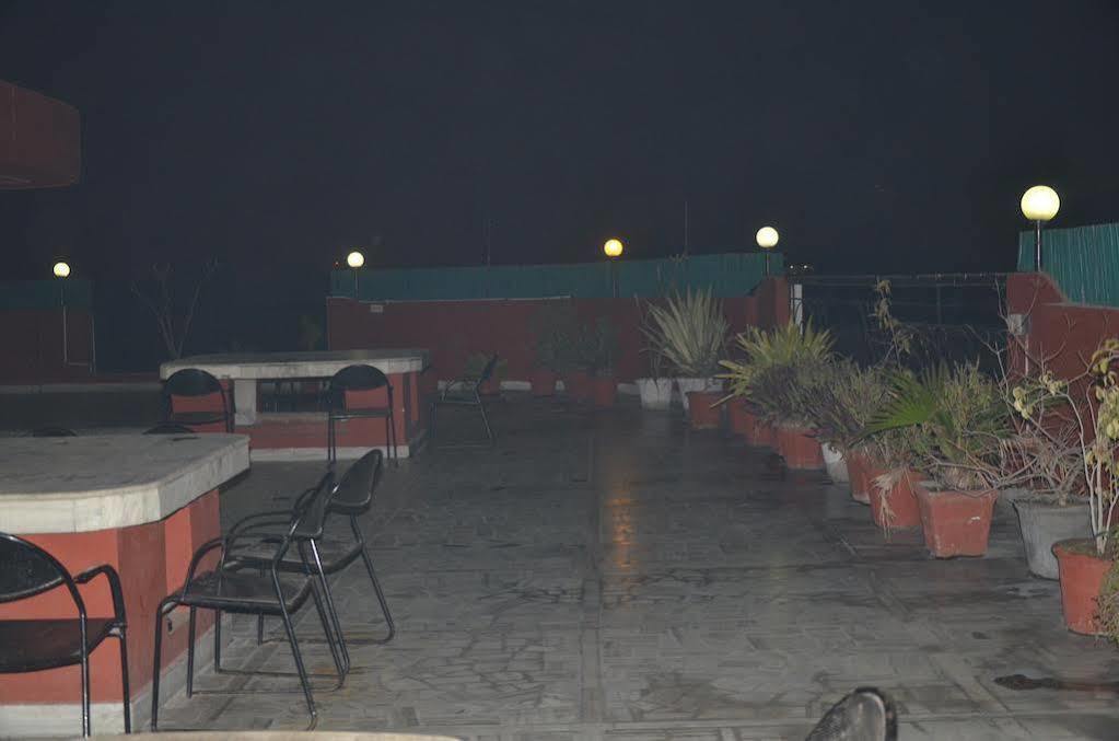 Oyo Hotel Silver Shine Near Gurudwara Shri Bangla Sahib Nueva Delhi Exterior foto