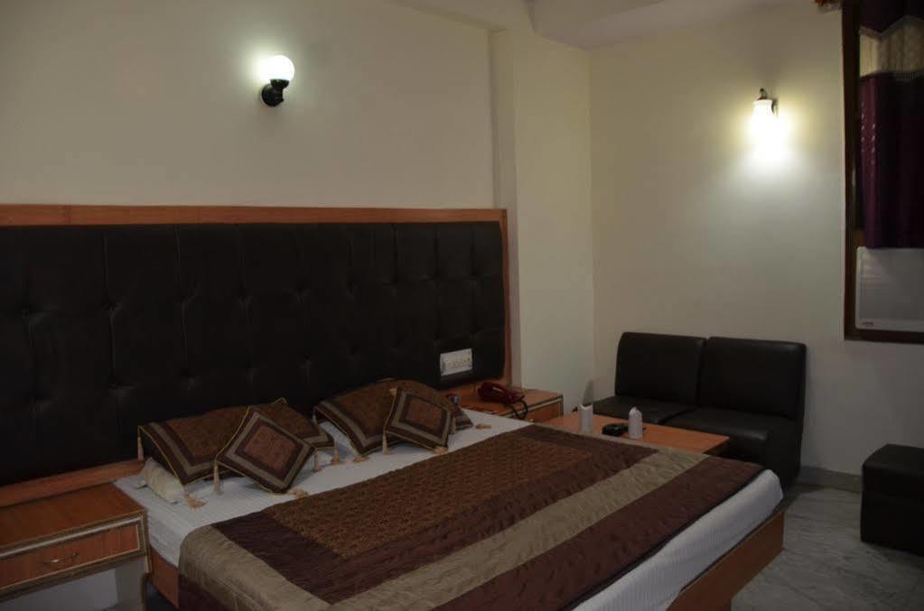 Oyo Hotel Silver Shine Near Gurudwara Shri Bangla Sahib Nueva Delhi Exterior foto
