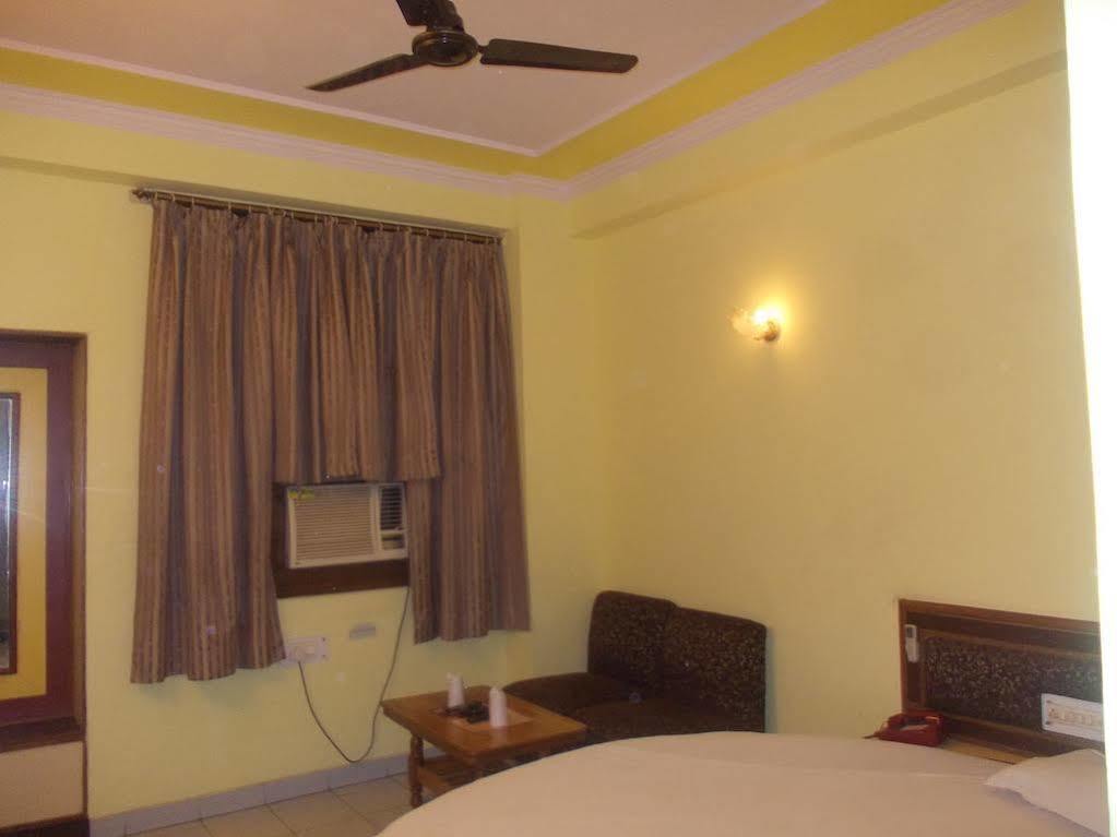 Oyo Hotel Silver Shine Near Gurudwara Shri Bangla Sahib Nueva Delhi Exterior foto